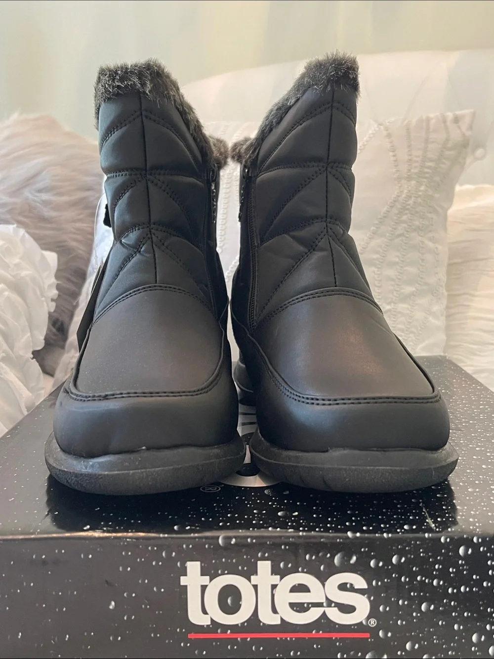 totes Black Dalia Faux-Fur Lined Winter Zip Ankle Boots, size 9.5